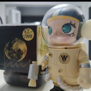 Both 200% Molly with Kenny’ signature , white one signed on box and figure; blue one signed on box ;